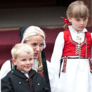Kronprinsfamilien hilser barnetoget i Asker utenfor Skaugum (Foto: Glenn Svendsen, Stella Pictures) 